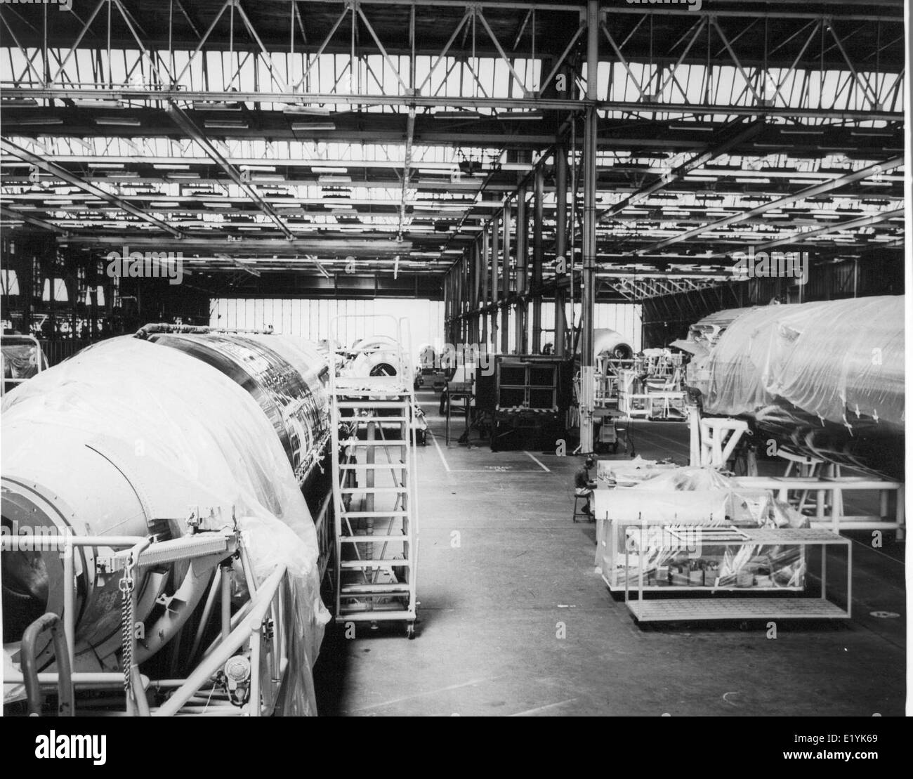 Cette image présente le personnel et les opérations de l'usine Convair/General Dynamics de 1950 à 1959, documentant le rôle central joué par l'entreprise dans le développement aérospatial et de missiles pendant la période d'après-guerre. Banque D'Images
