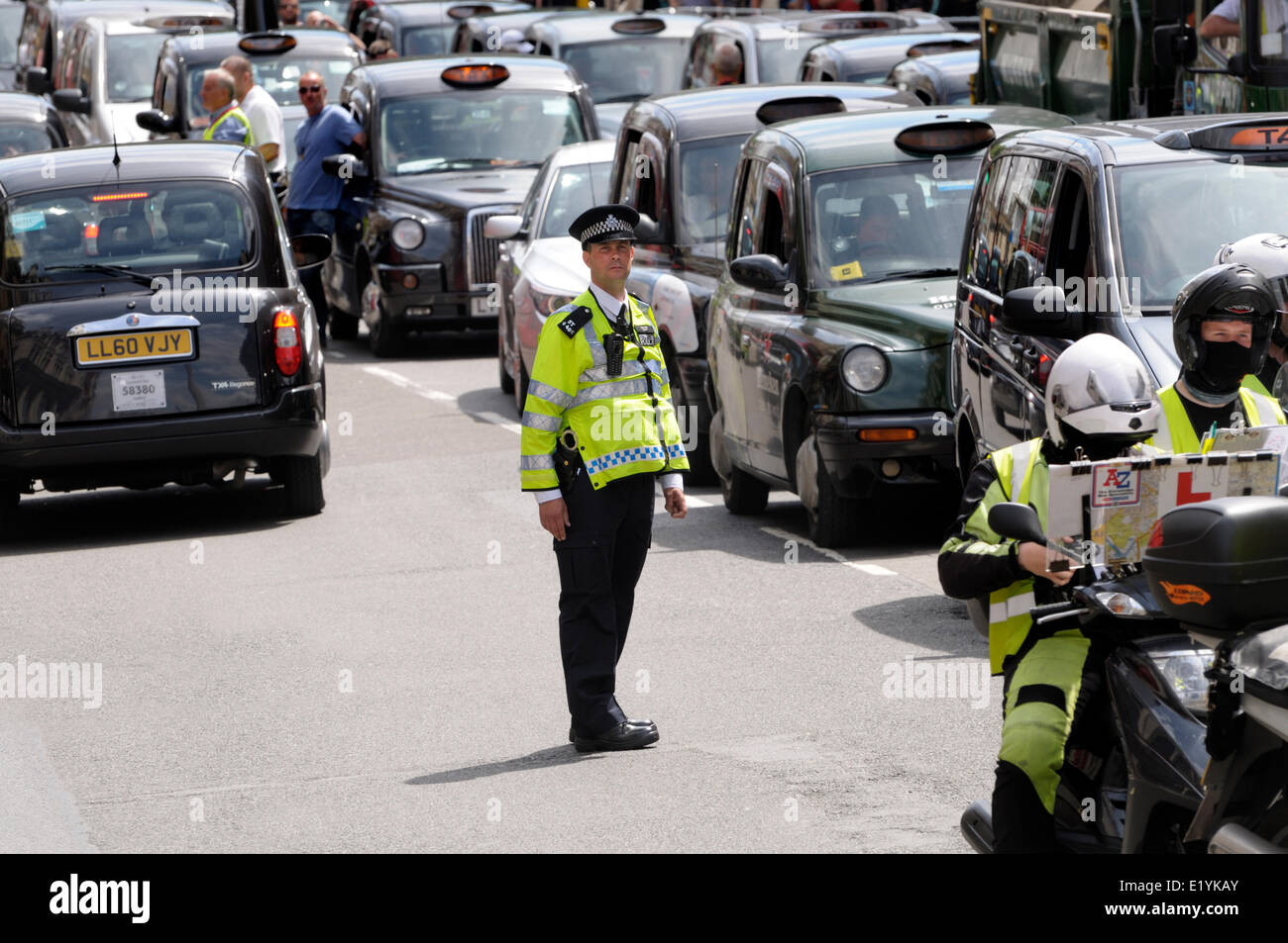 Quelque 12 000 chauffeurs de taxi de Londres protester contre la nouvelle application pour smartphone "Uber" qui aide les gens à commander les taxis, mais les pilotes disent est illégale. Whitehall dans l'impasse. Londres, Royaume-Uni. 11 juin 2014. Banque D'Images