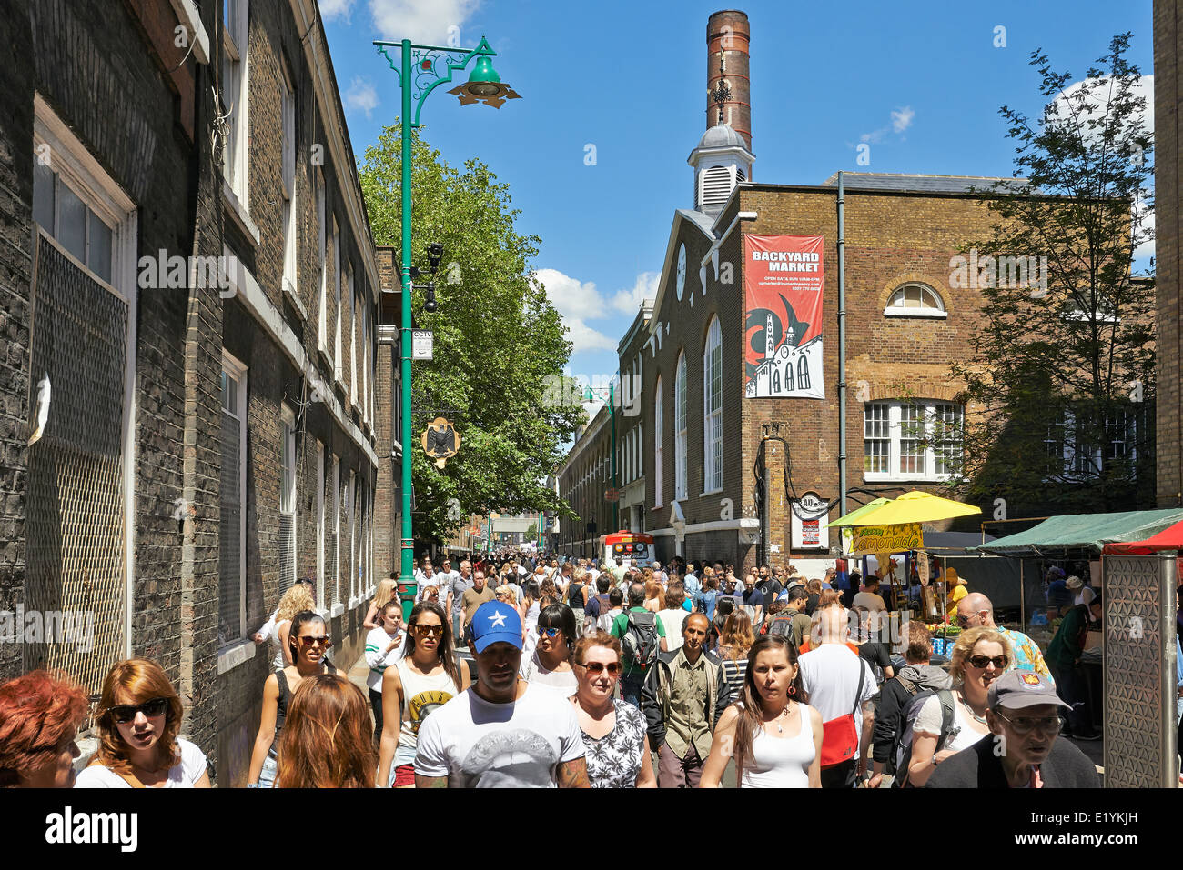 Londres - le 08 juin 2014 : les touristes à Brick Lane Un dimanche ensoleillé sur Juin 08, 2014 à Londres. Banque D'Images