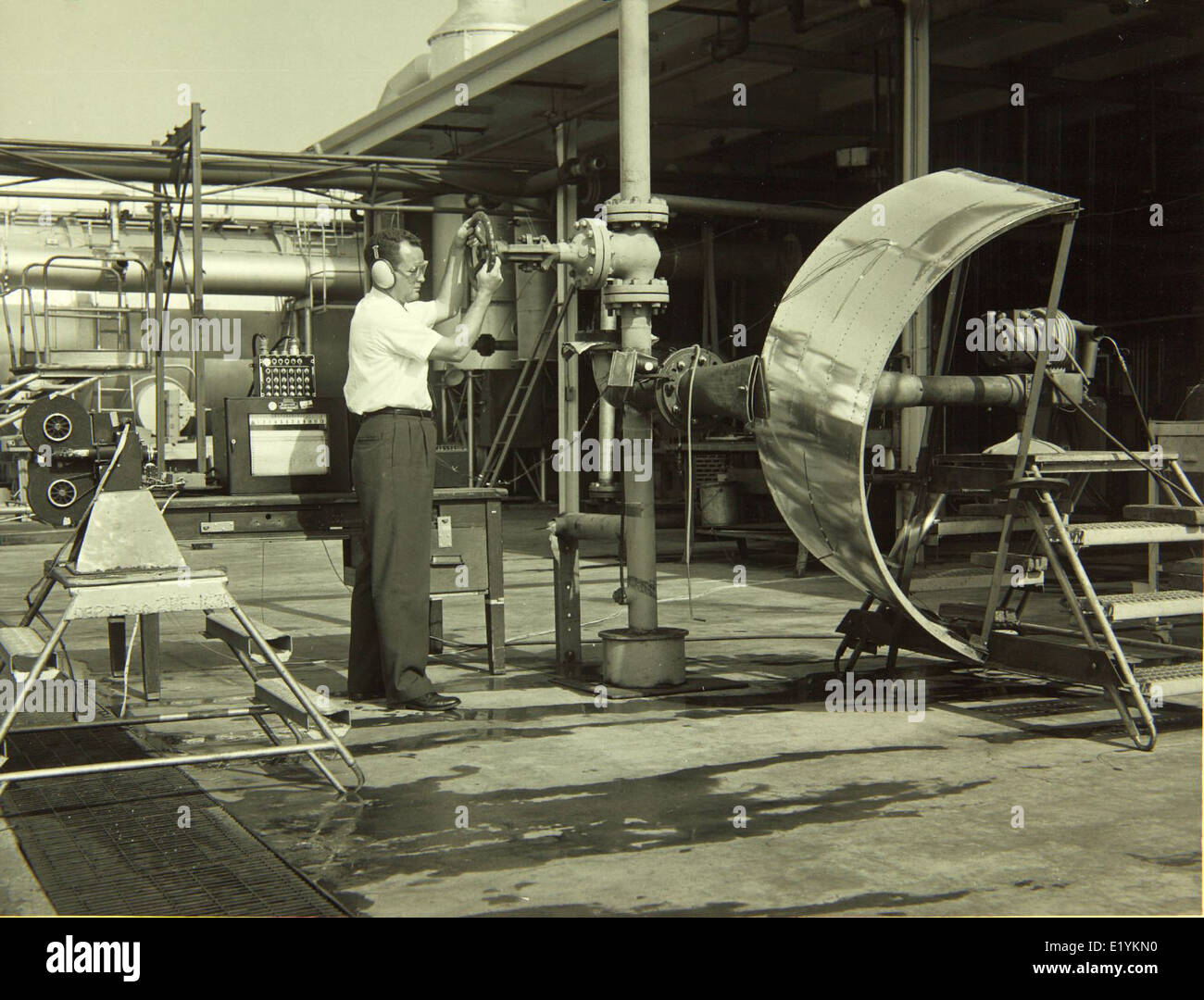 Cette photo montre l’usine Convair/General Dynamics de 1955 à 1969, mettant en évidence la production d’avions militaires et civils, y compris le développement d’avions de chasse et de bombardiers. L'usine a été un acteur clé dans l'industrie aérospatiale américaine pendant la Guerre froide. Banque D'Images