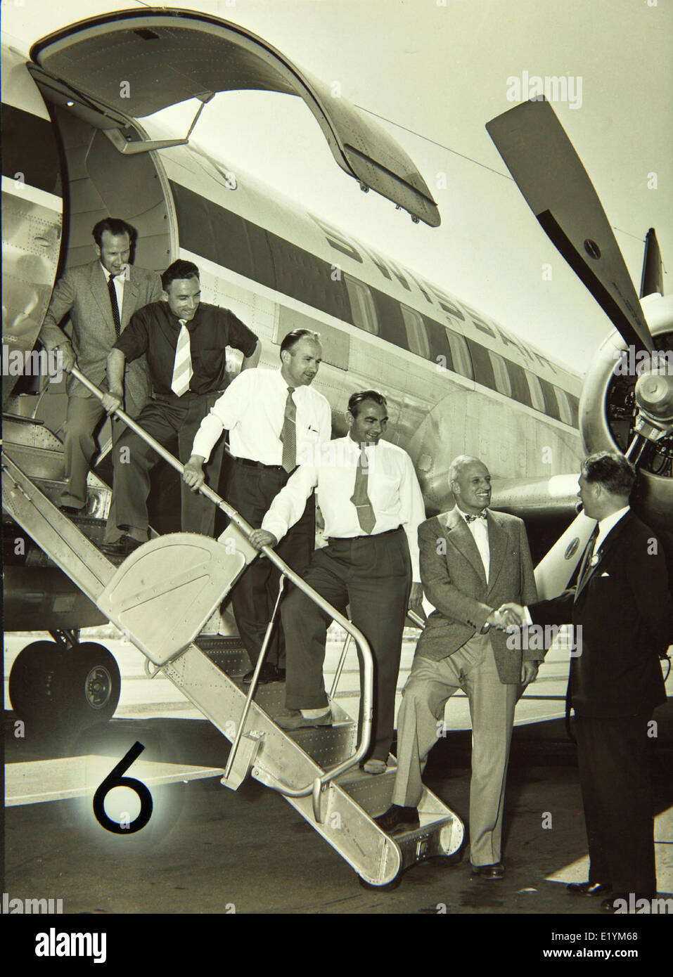 Cette image de l'usine Convair/General Dynamics entre 1955 et 1969 montre des travailleurs impliqués dans la conception et la production d'avions militaires comme le F-102 Delta Dagger. Il reflète le rôle de l'usine dans l'industrie aérospatiale. Banque D'Images