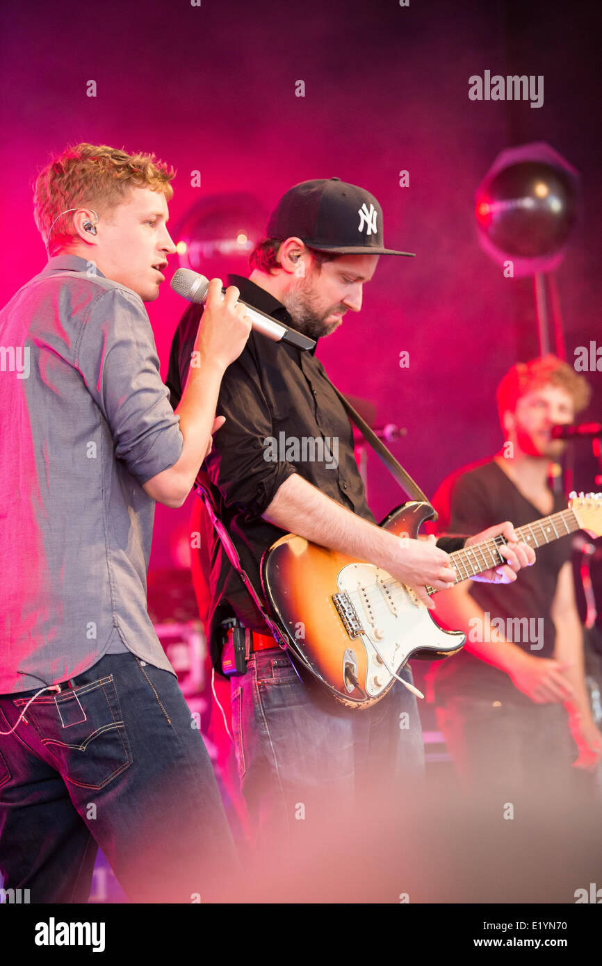 Tim Bendzko chanteur allemand lors d'un concert après les matches de l'Gerry-Weber-Open 2014 au Gerry-Weber-Stadion, Cologne, Allemagne le 11.06.2014. Photo : Bernd Buelhoff Buelhoff International-Sport / Bernd /-Photos/Alamy Live News Banque D'Images