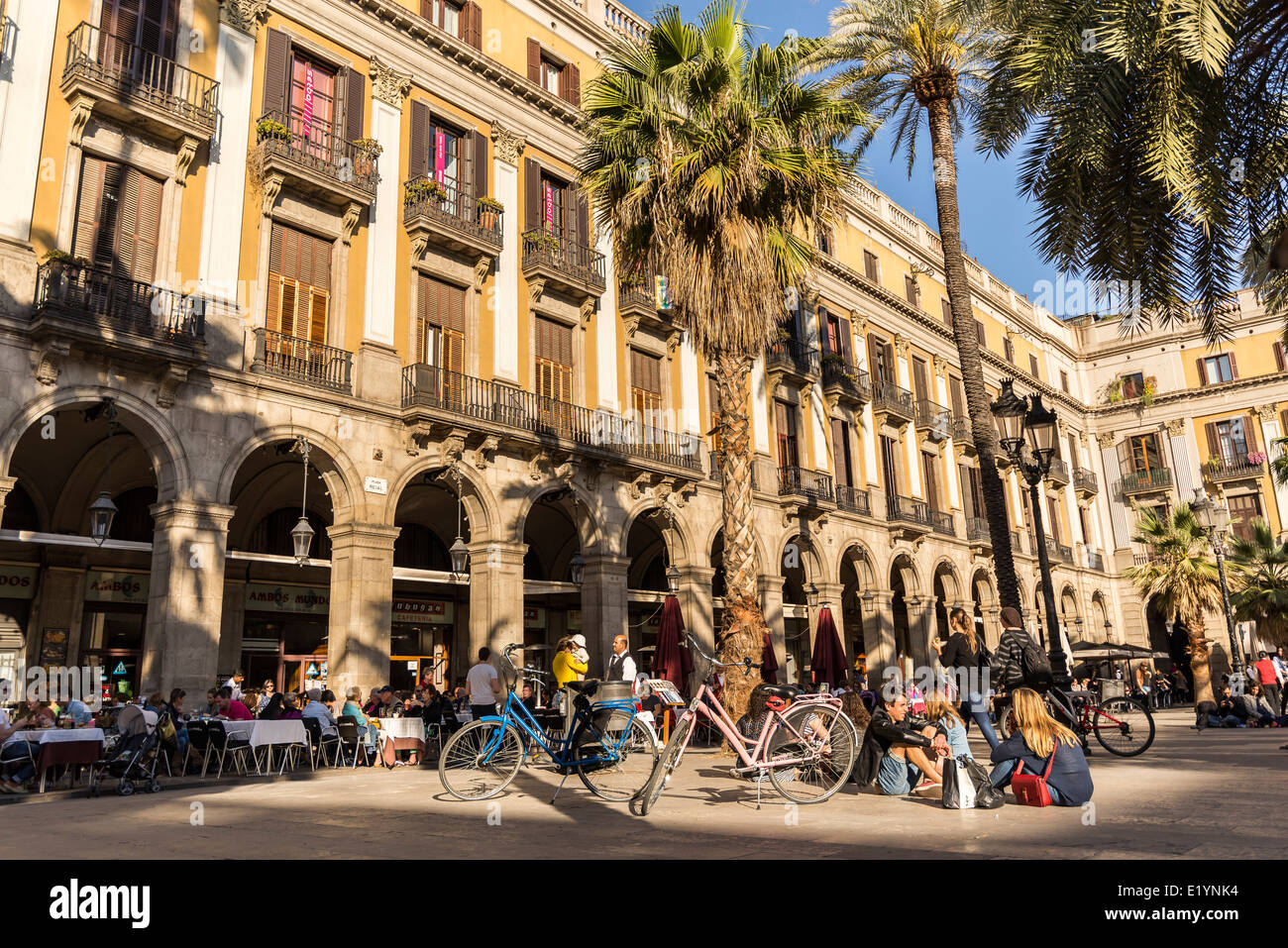 Les gens en train de dîner dans la Plaza Real au coucher du soleil. Banque D'Images