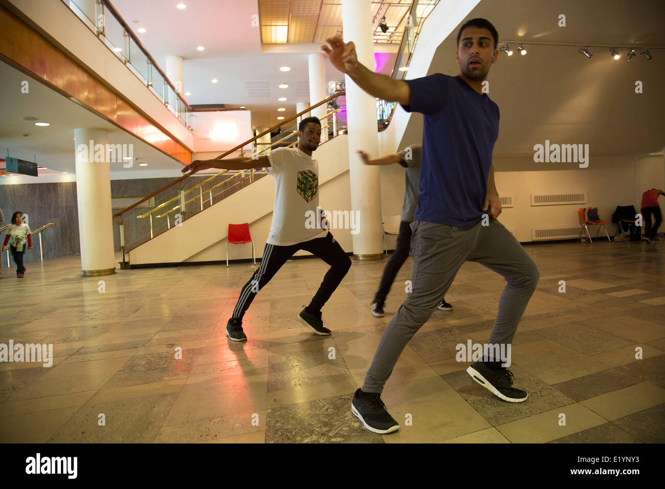 Street dance group pratique BodyPolitic leur routine en bas dans le Royal Festival Hall. South Bank, Londres, Royaume-Uni. Banque D'Images