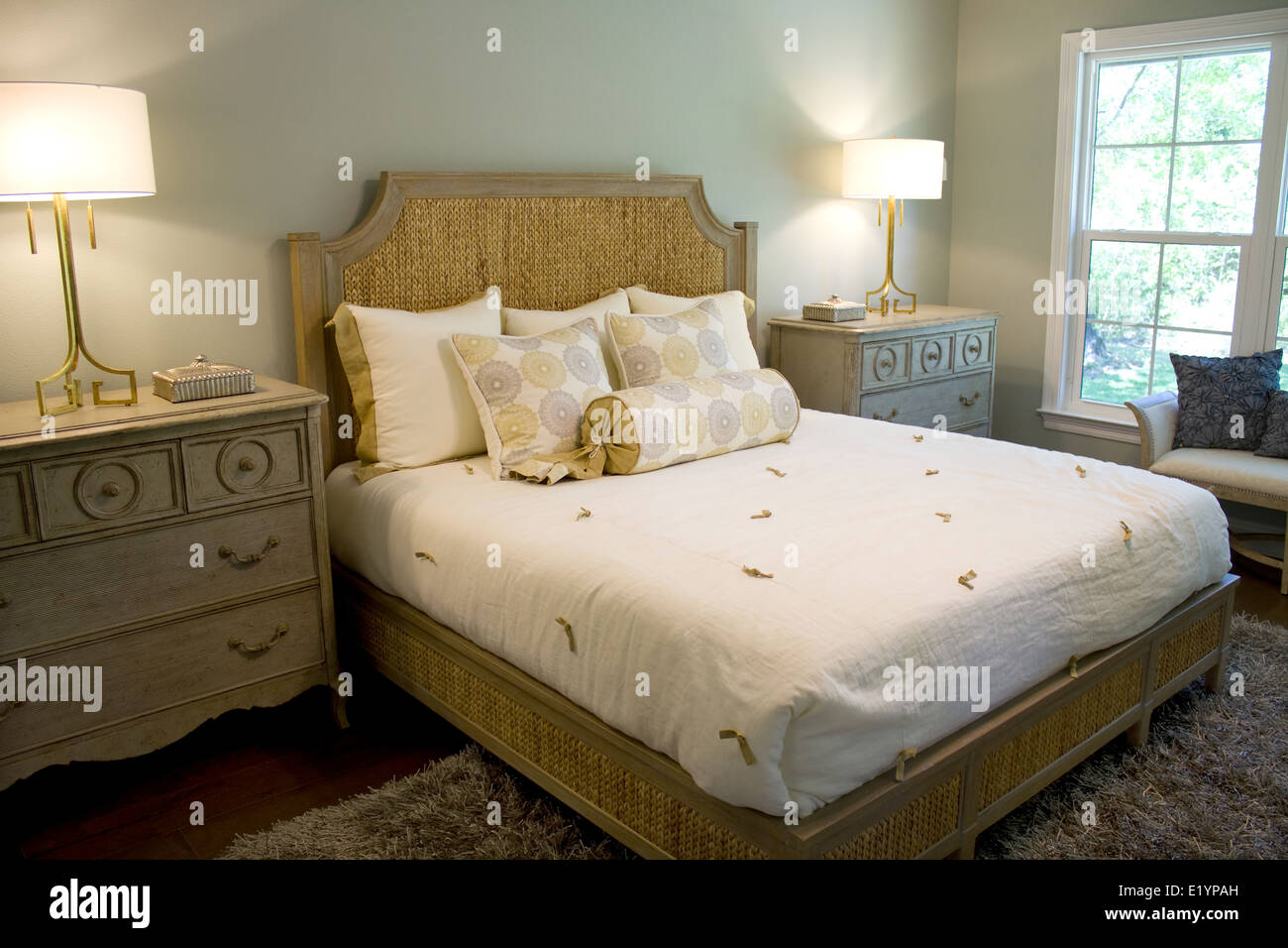 Bien éclairé élégante chambre avec commode, lampes et tête de la poitrine. Banque D'Images