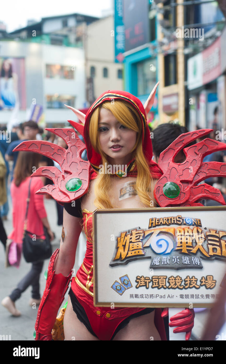 Taipei Taiwan 2014 - Anime cosplay femme fille à Ximending publicité d'un jeu hearthstone Banque D'Images