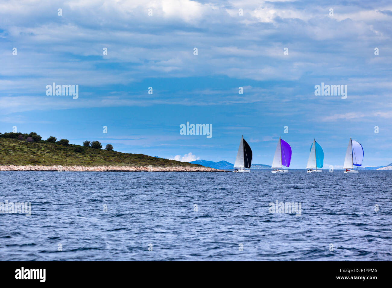Location de régates à la mer Adriatique dans un coup de vent. Plan horizontal Banque D'Images