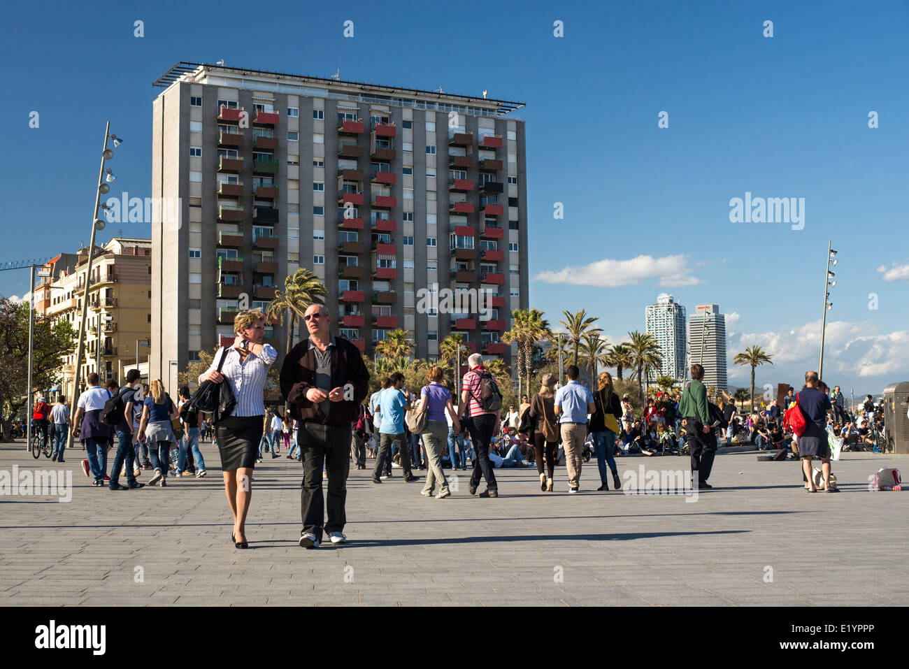 Les gens qui marchent dans Barceloneta Banque D'Images