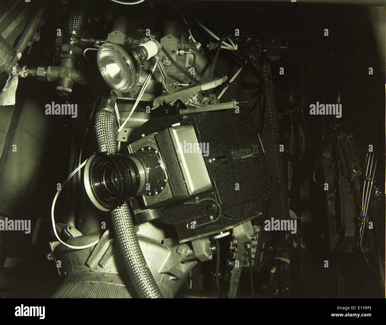 Une photo de l'usine Convair/General Dynamics dans les années 1950 et 1960, mettant en vedette la caméra haute vitesse Hulcher 70 utilisée pour le cinéma et les tests photo. La caméra était un élément clé du développement et de l'ingénierie aérospatiale. Banque D'Images