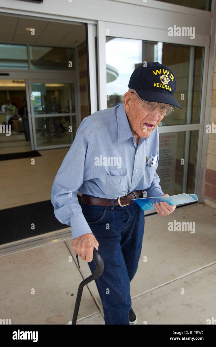 Ancien combattant de la Seconde Guerre mondiale à partir de la central Texas quitte le hall d'une nouvelle clinique de l'Administration des Vétérans à Austin, TX Banque D'Images