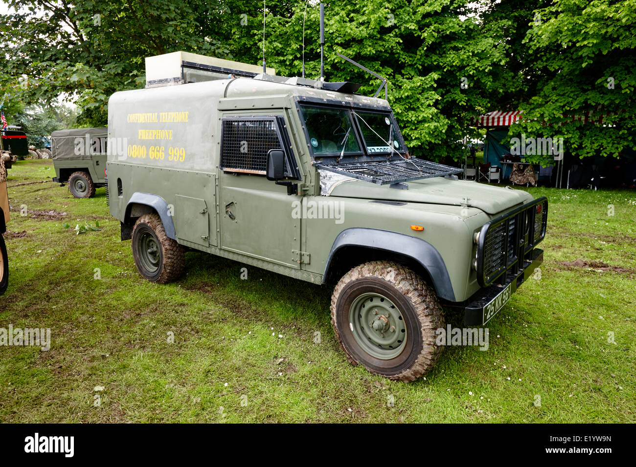 Land rover defender in military Banque de photographies et d’images à ...