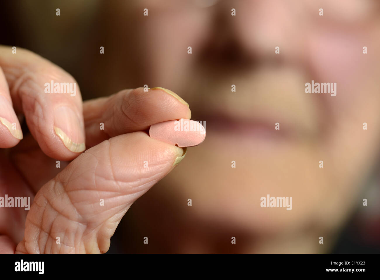 Les statines, statine, vieille dame de prendre une statine Banque D'Images