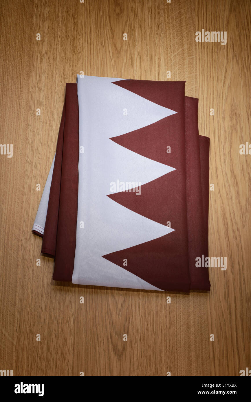 Drapeau Qatar plié Banque D'Images