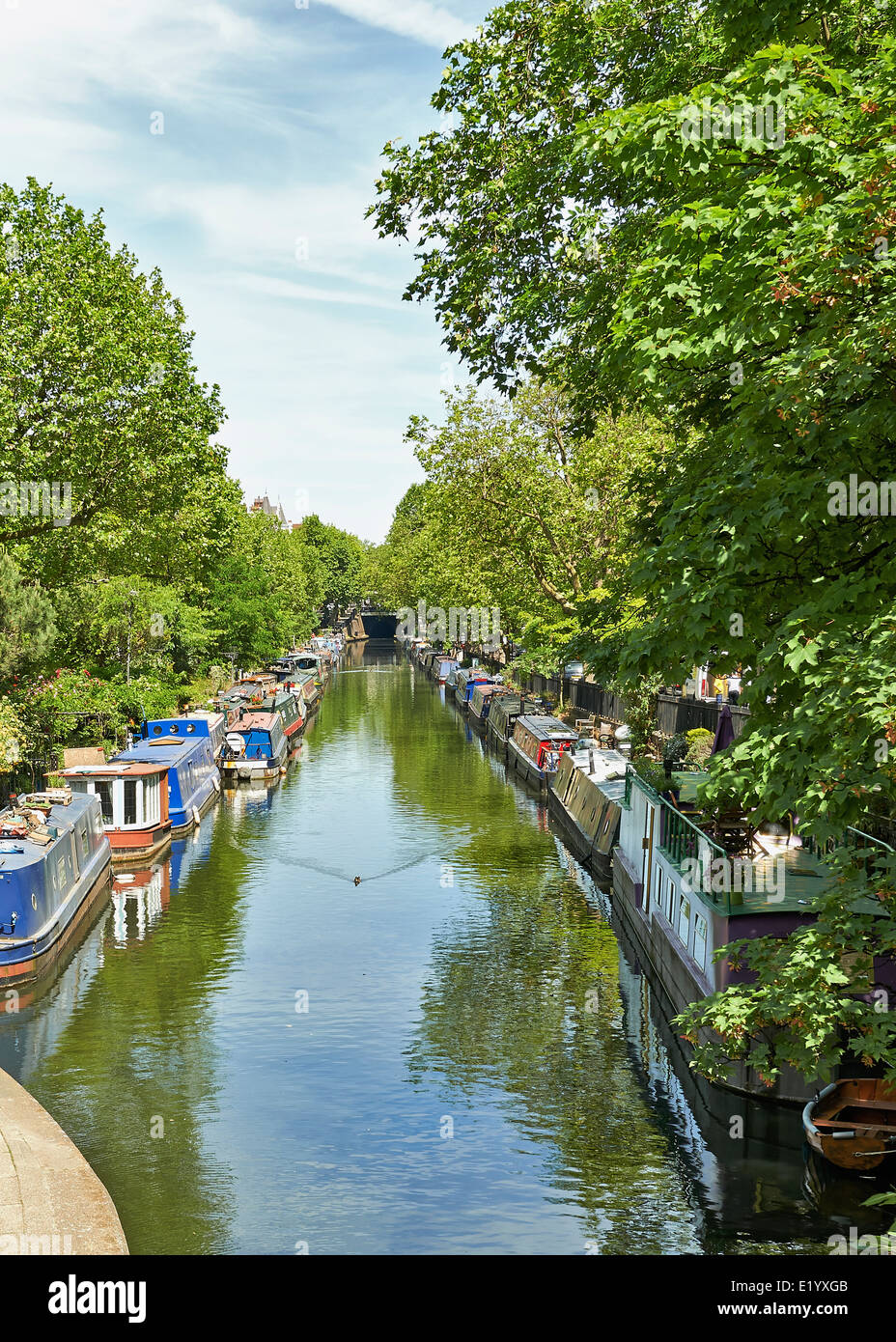 Bateaux sur le Regents Canal à la petite Venise à Londres, Angleterre Banque D'Images