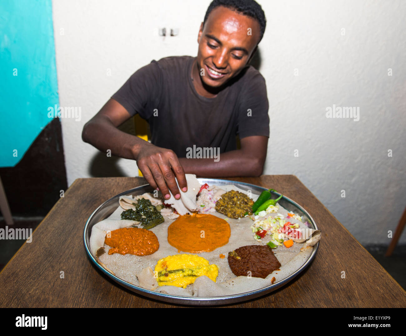 Bénéficiant d'un repas savoureux et colorés de l'injera. Banque D'Images