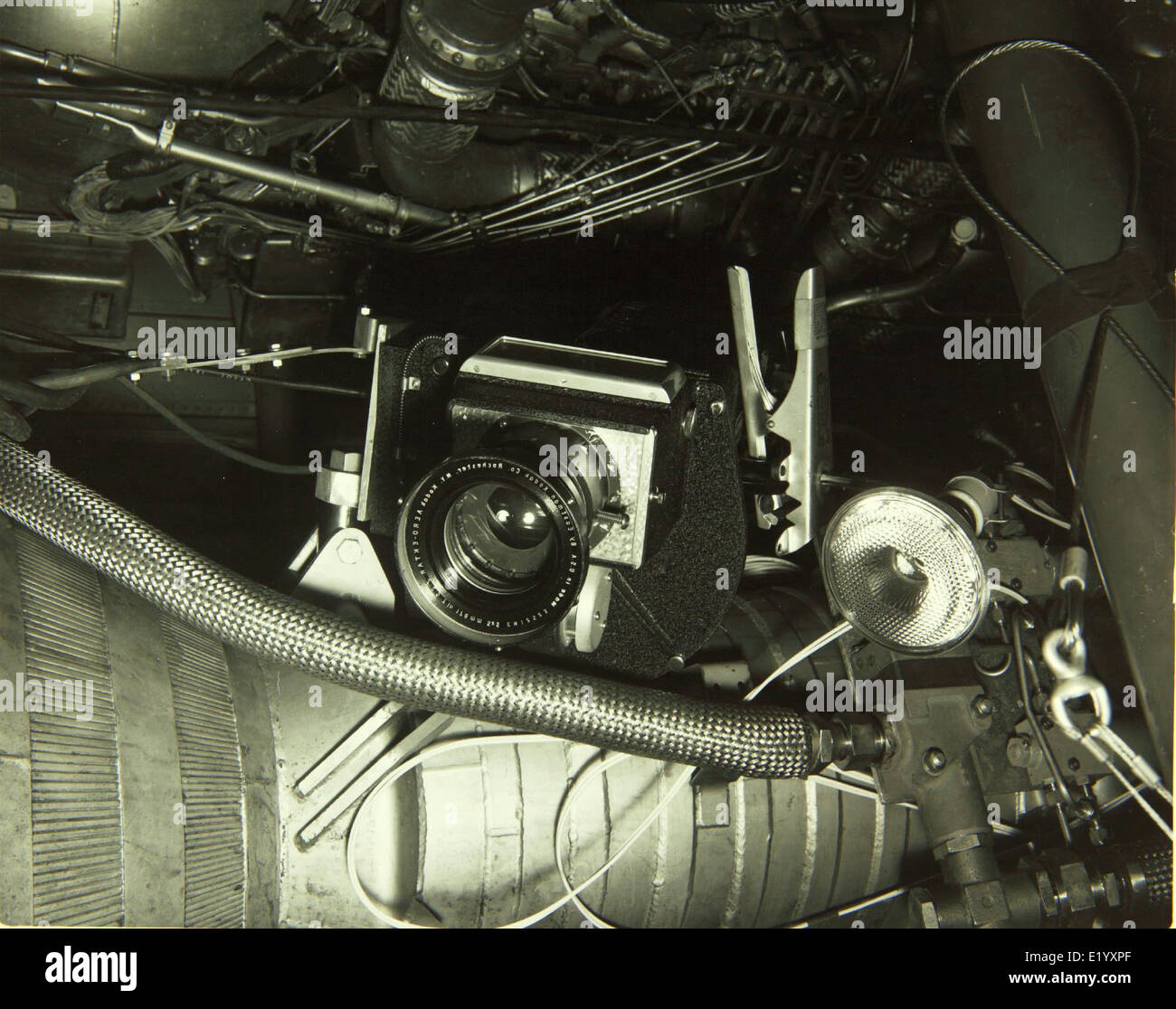 Cette photographie de la période 1955-1969 présente le personnel et les opérations de l'usine aérospatiale Convair/General Dynamics. Il met en évidence l'utilisation de caméras haute vitesse et de caméras cinématographiques pendant les phases de test et de production. Banque D'Images