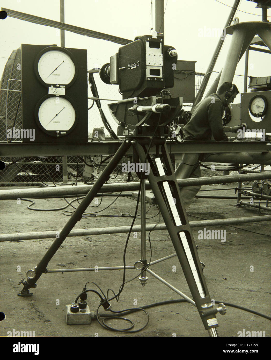 Cette image de la collection Convair/General Dynamics capture le travail dans leur usine entre 1955 et 1969, y compris l'utilisation de caméras haute vitesse comme le Hulcher 70. Ces caméras étaient essentielles pour la photographie cinématographique et les tests dans l'industrie aérospatiale, documentant les développements importants des avions et des engins spatiaux. Banque D'Images