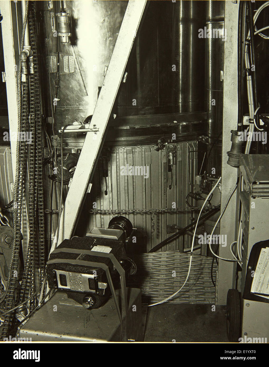 Cette image de l'usine Convair/General Dynamics montre l'équipement de caméra haute vitesse utilisé pour les tests et le développement en 1955-1969. Ces caméras étaient essentielles pour capturer des objets en mouvement rapide, aidant aux essais d'avions et à la production cinématographique à des fins de recherche. Banque D'Images