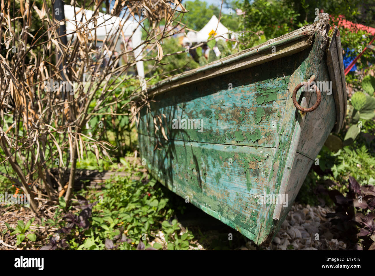 Vieille barque ancrés sur terre. Banque D'Images