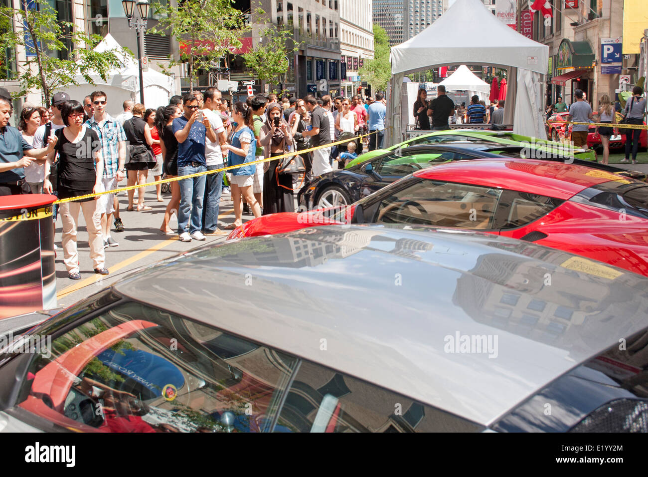 Les touristes regarder cher supercars sur la rue Peel à Montréal pendant le week-end du Grand Prix de Formule 1 Banque D'Images