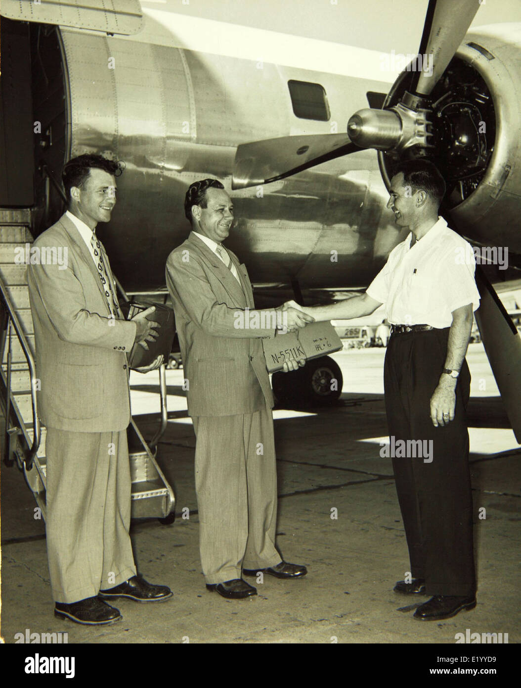 B.A. Erickson, photographié avec l'avion Convair 340, faisait partie de l'équipe Convair/General Dynamics au cours des années 1950, contribuant au développement des technologies de l'aviation commerciale et militaire au cours de la décennie. Banque D'Images