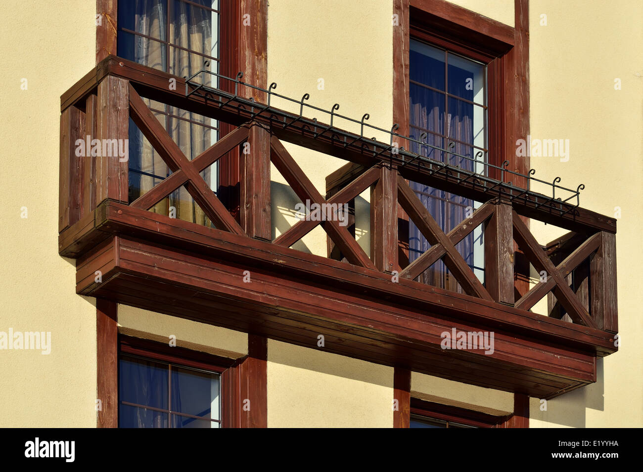 Beau balcon en bois sur le mur de la nouvelle maison Banque D'Images