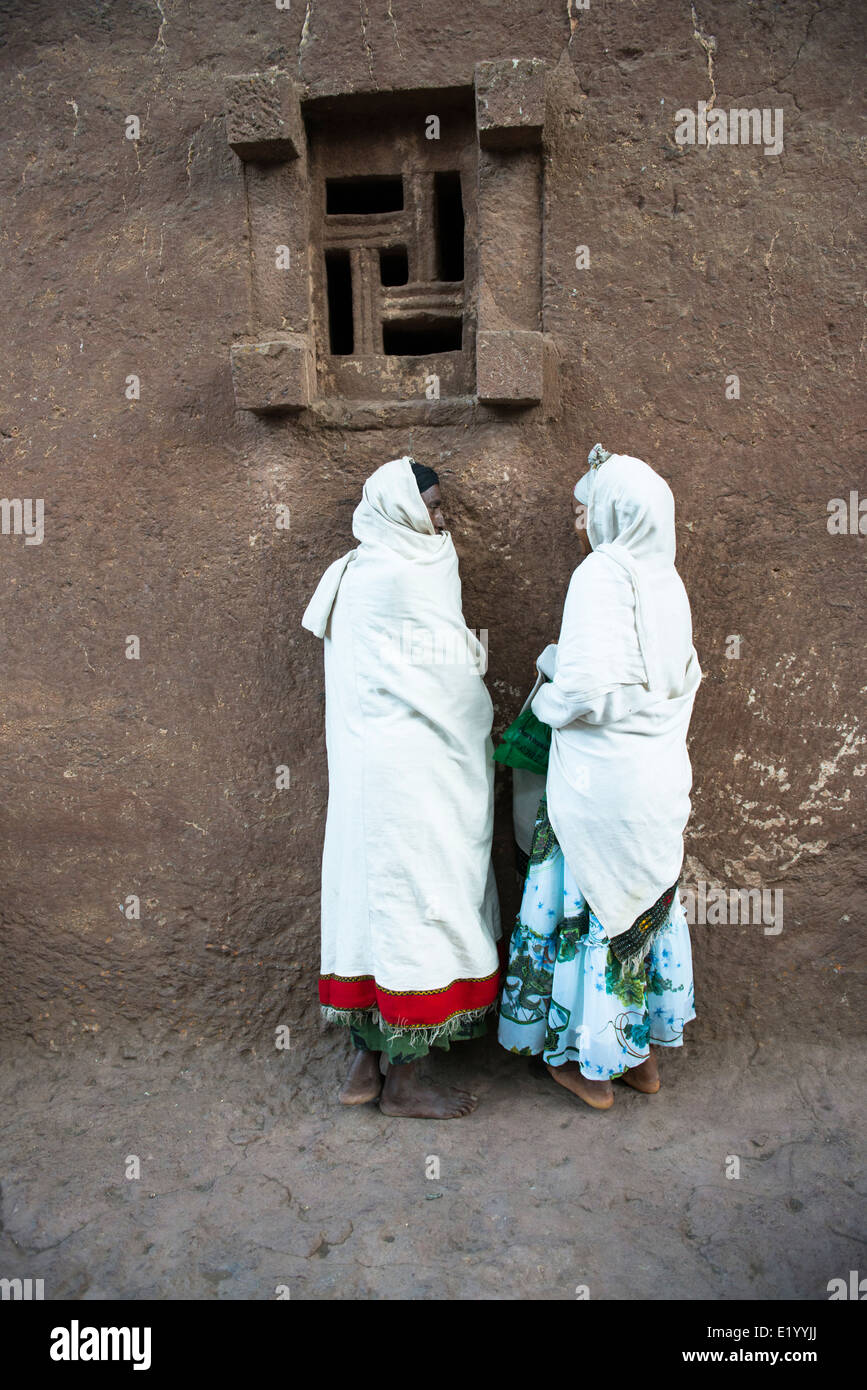 Prières tôt le matin par le rocher sculpté en église Lalibela, Éthiopie. Banque D'Images