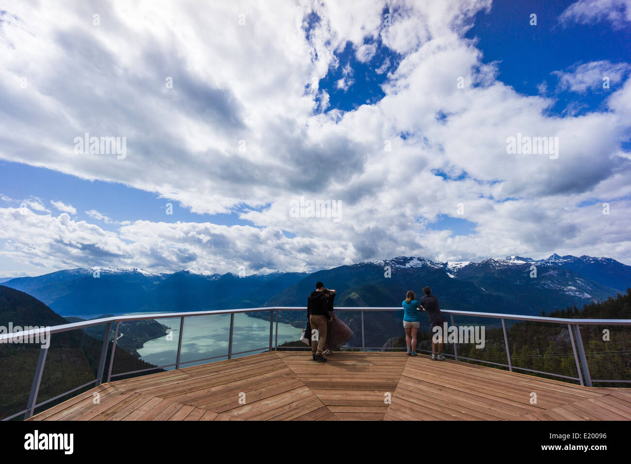Summit Lodge terrasse panoramique, vue sur Howe Sound fjord. Gondole Sea to Sky, Squamish, British Columbia, Canada. Banque D'Images