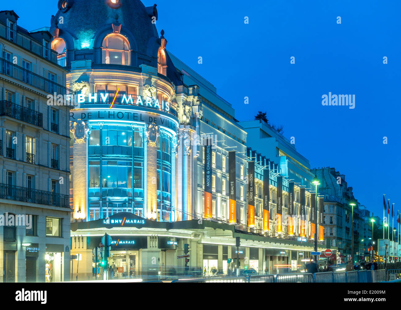 Marais shopping paris Banque de photographies et d'images à haute  résolution - Alamy