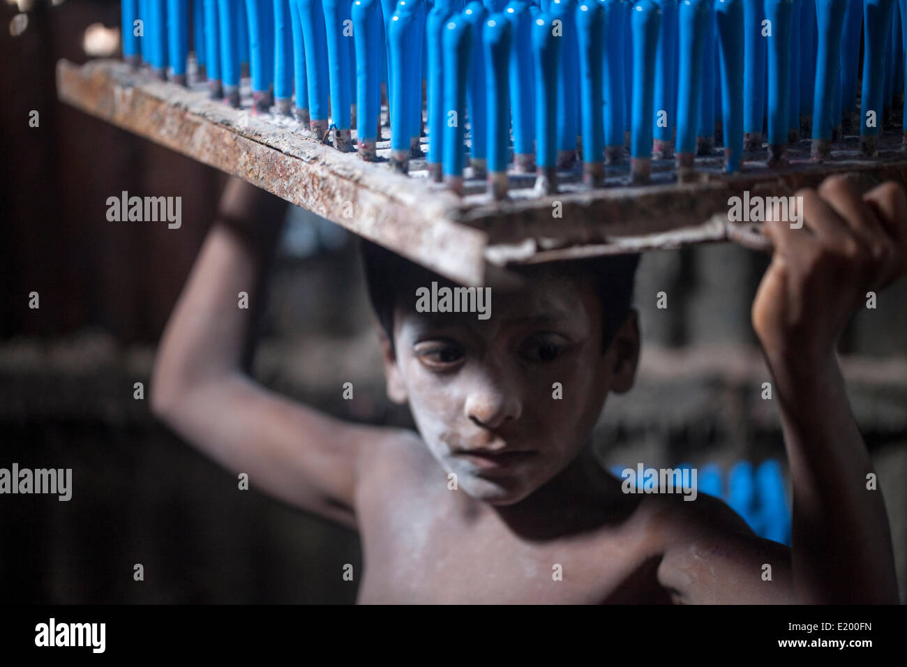 Rocky, âgés de 7, travaillant dans une usine de ballons. -- D'enfants travailleurs au Bangladesh ne gagnent pas plus de USD par semaine, 6h à 17h tous les jours de travail. Leur rémunération est accordée à leurs parents à partir de l'usine manager. La plupart d'entre eux sont à l'âge de 10. Au Bangladesh, un tiers de la population est âgée de moins de 18 ans et près de 7 millions d'enfants entre 5 et 14 ans doivent travailler pour aider leur famille à survivre.La pauvreté entraîne de nombreuses familles ici pour envoyer leurs enfants au travail et du travail d'application faible dans ici, c'est trop dur. Service domestique des enfants est une pratique répandue au Bangladesh. La majorité des Banque D'Images