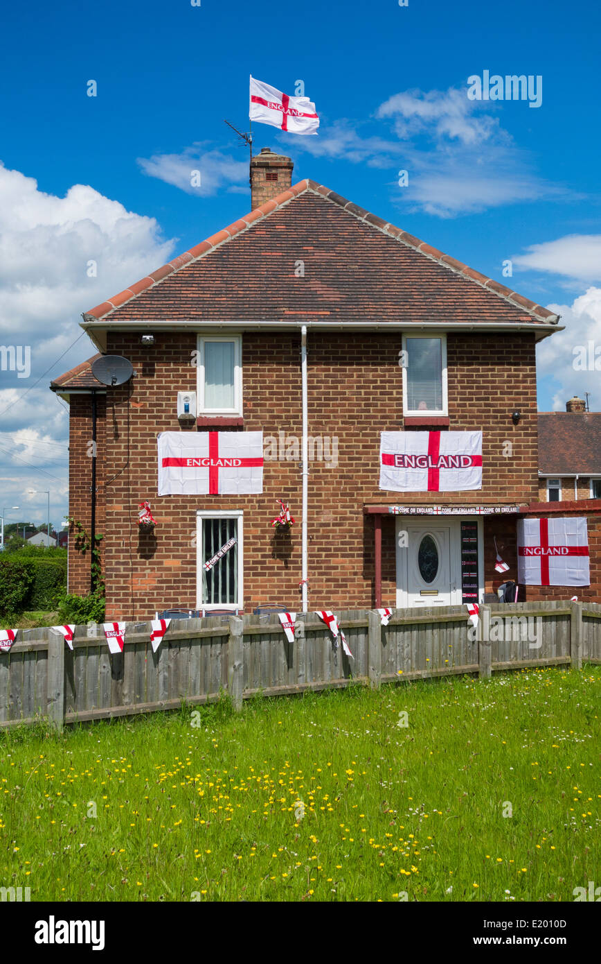 Chambre décorée avec des drapeaux et banderoles à l'Angleterre avant la coupe du monde de football de 2014. Middlesbrough, Angleterre, RU Banque D'Images