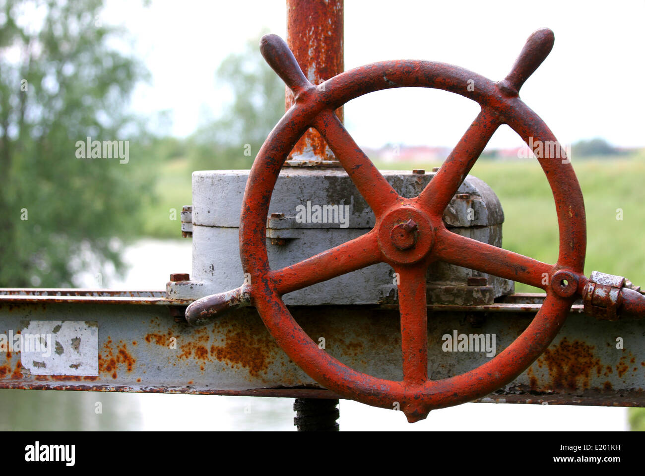 Appuyez sur pour fermer un barrage hydraulique dans le canal industriel de champs iirigare Banque D'Images