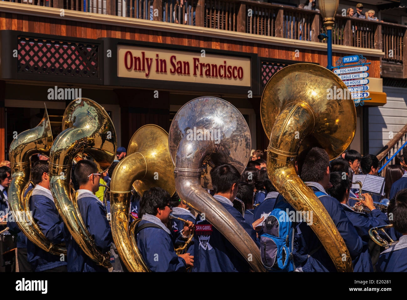 San Gabriel High School Brass Band, jouant au Pier 39, à San Francisco. Banque D'Images