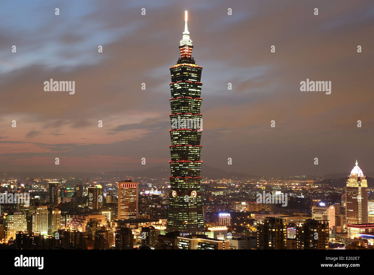 Taipei city skyline et édifices du centre-ville avec des gratte-ciel Taipei 101 la nuit Banque D'Images