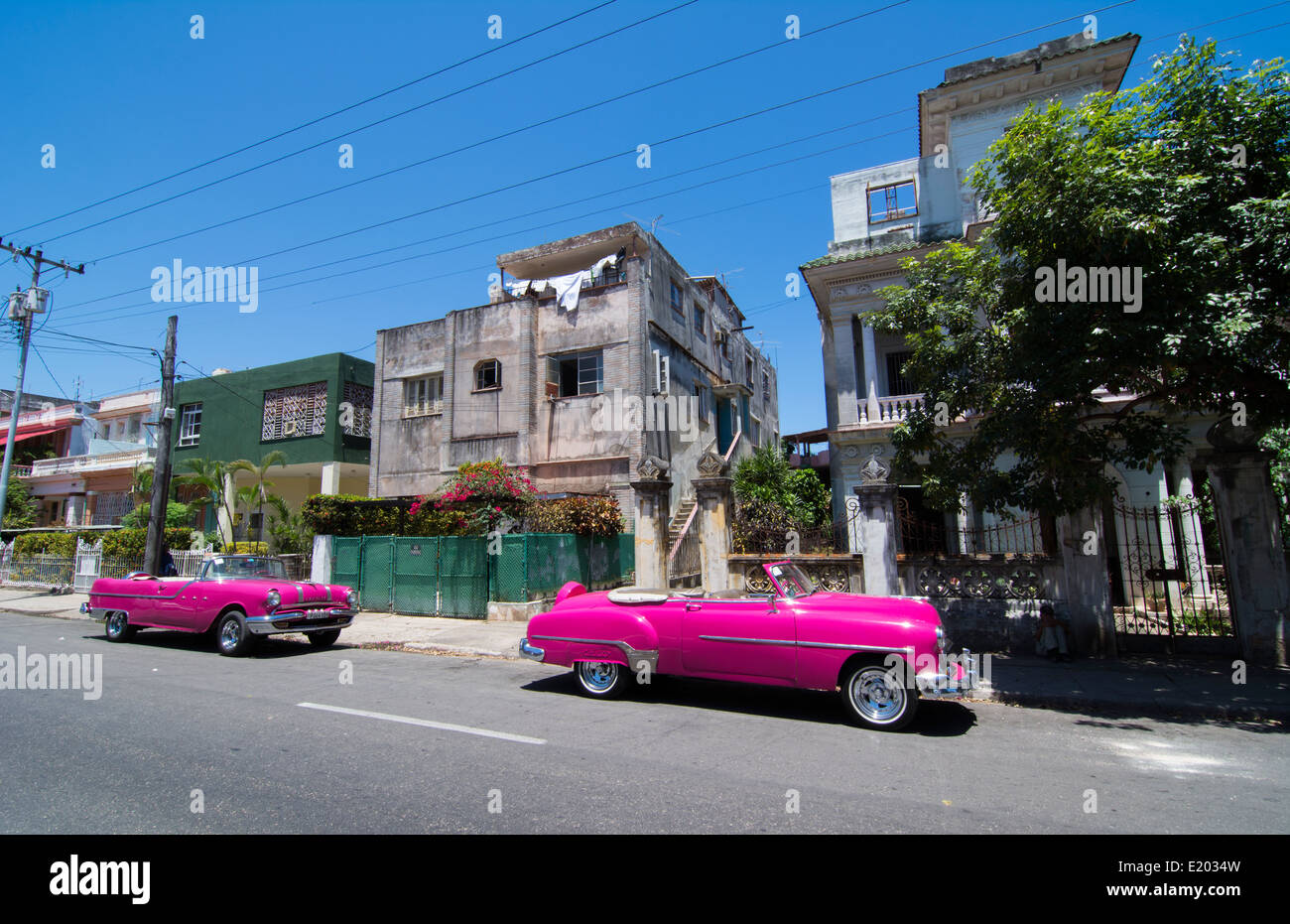 Cuba La Havane classique rose 1950 auto dans beau quartier de Habana garé Banque D'Images