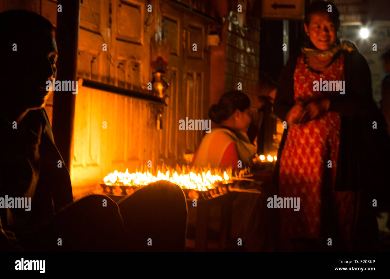 Katmandou Népal la vente de beurre de l'éclairage des bougies pour être allumé pour la prière tôt le matin au bouddhisme Stupa Boudhanath 8 Banque D'Images