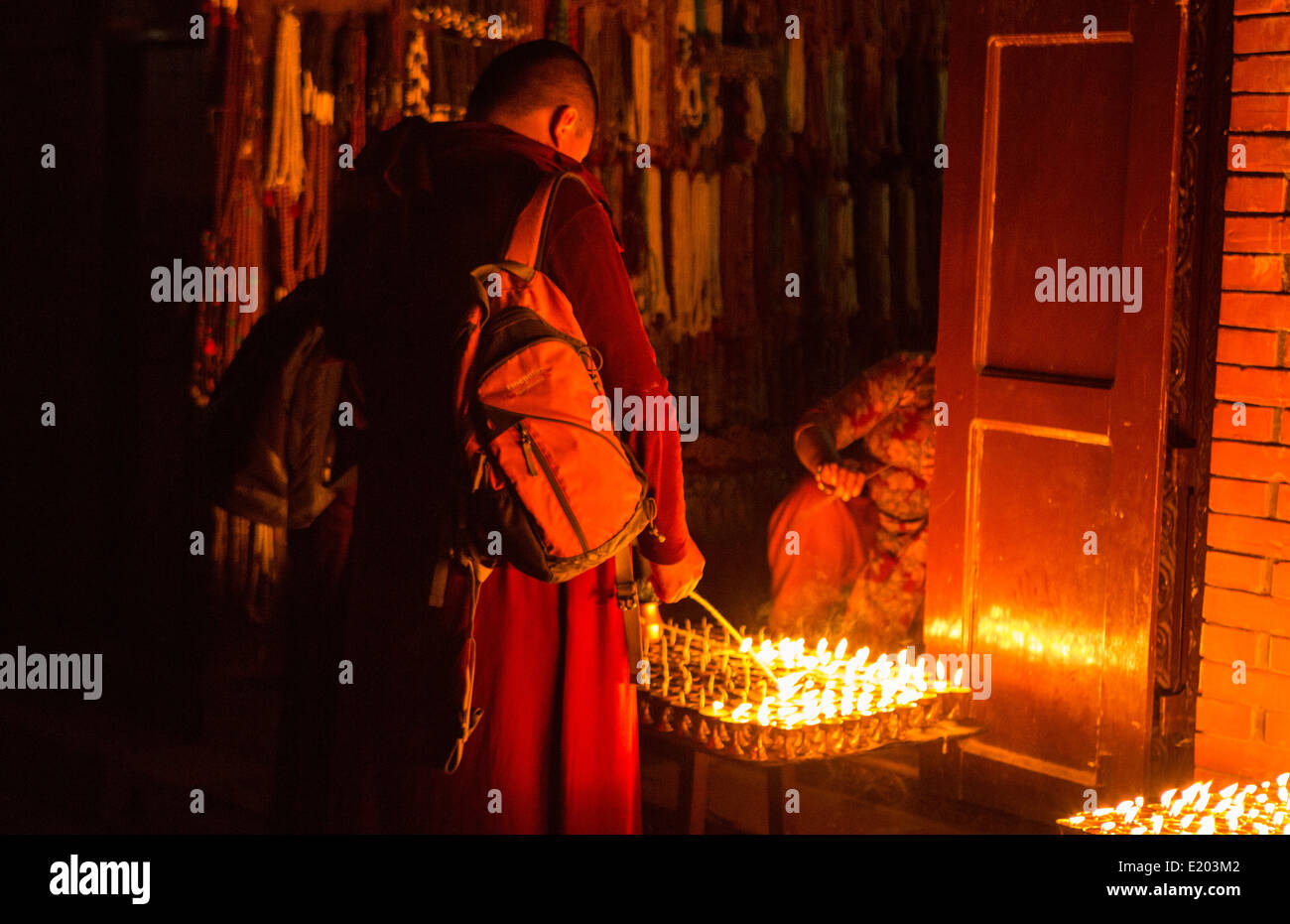 Katmandou Népal la vente de beurre de l'éclairage des bougies pour être allumé pour la prière tôt le matin au bouddhisme Stupa Boudhanath 9 Banque D'Images