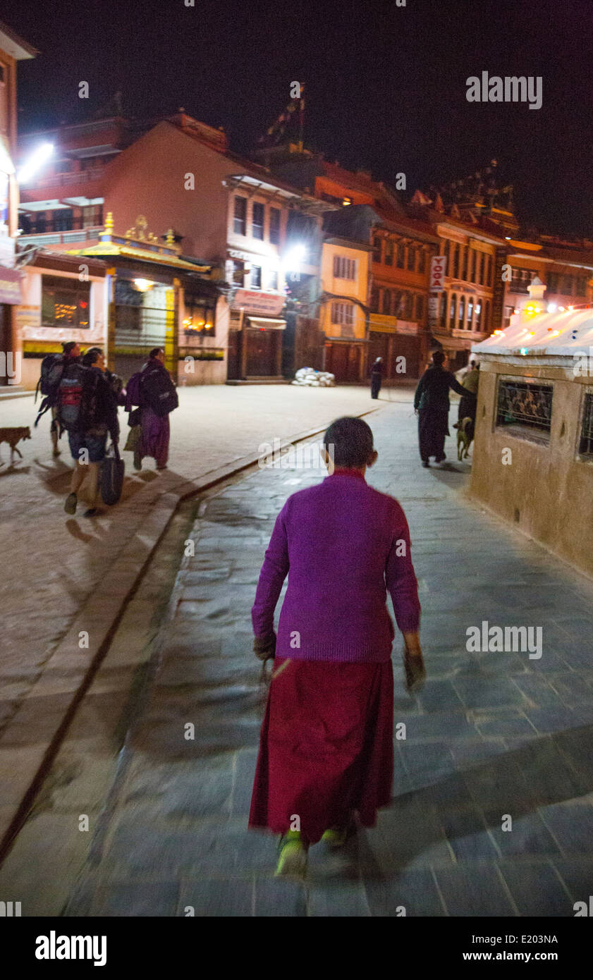 Katmandou Népal vieille femme marche autour du stupa de Boudhanath au petit matin 9 Banque D'Images