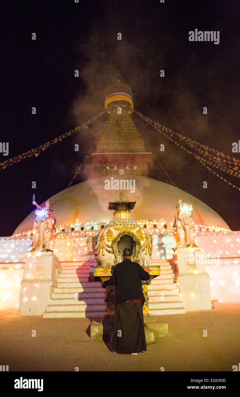 Katmandou Népal vieille femme priant au Stupa Boudhanath au petit matin 9 Banque D'Images