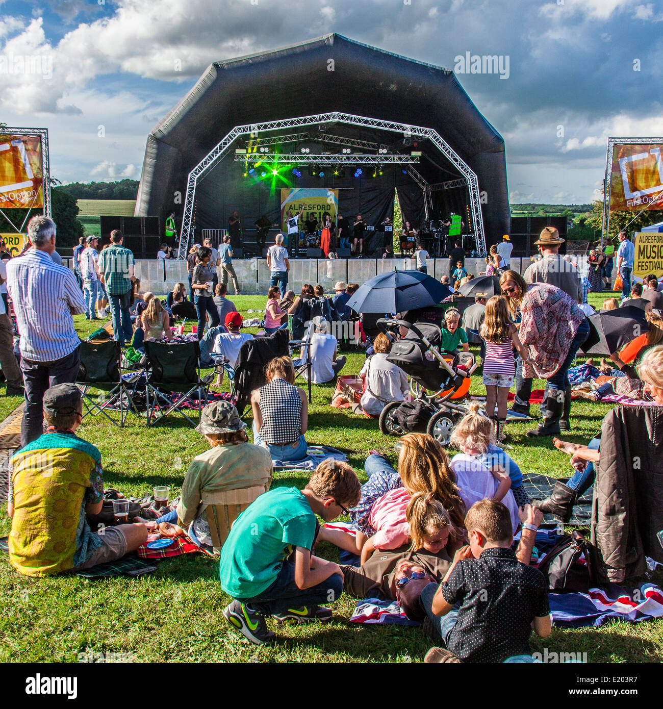 La scène principale du Festival de musique à Alresford, Arlebury Park, New Hampshire, Angleterre 2014 Alresford Banque D'Images