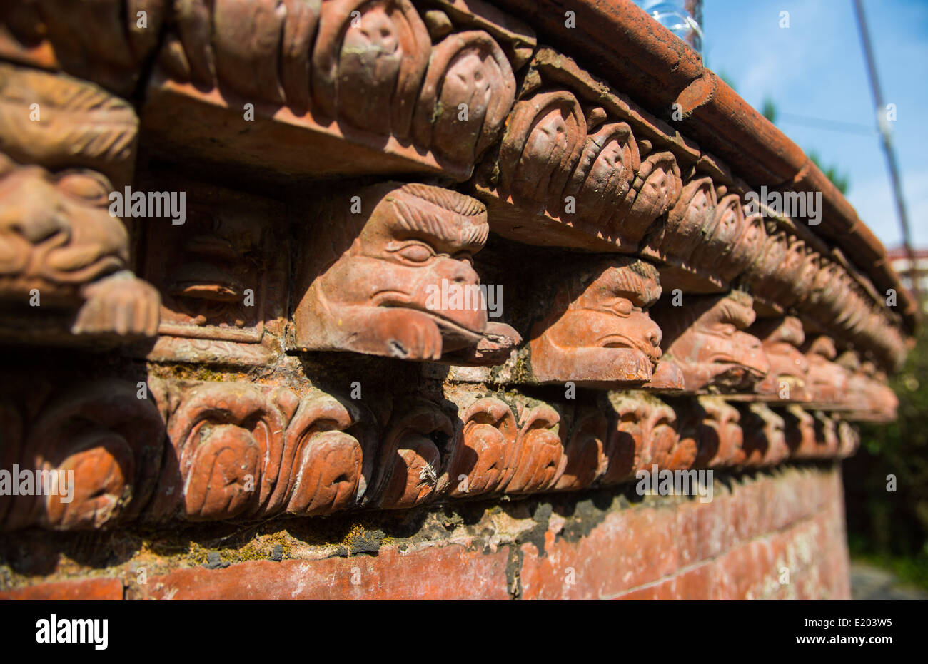 Katmandou au Népal. La culture de l'Est de Katmandou mur avec plusieurs têtes d'animaux décorant son haut dans la pierre Banque D'Images