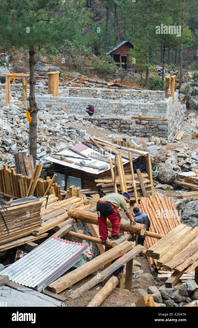 Le Népal. Sherpa Himalaya hommes construire plusieurs maisons dans le village de Nyanbua Thyang, près du mont Everest à distance de Solukhumbu 60 Banque D'Images