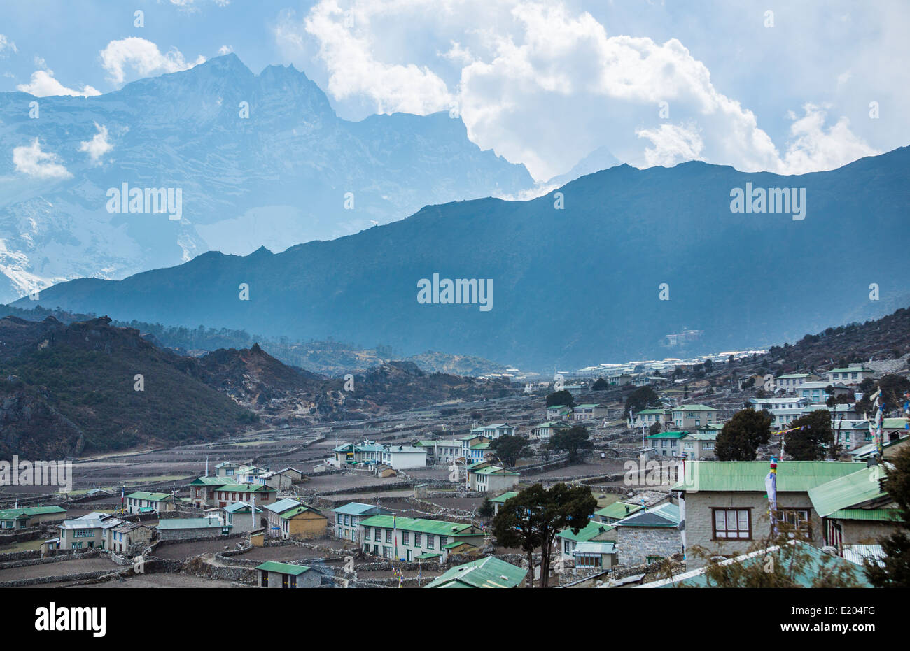 Le Népal village de Khumjung dans la soirée, exprimés dans l'ombre de l'Himalaya à la hausse dans la télécommande à distance, le Mt Everest, Himalay Banque D'Images