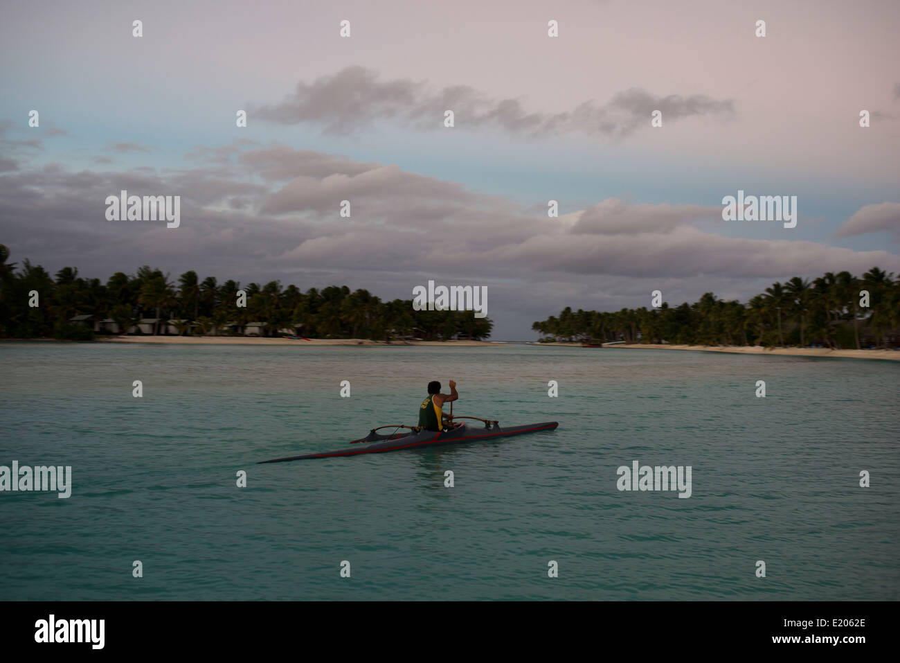 Aitutaki. L'île de Cook. Polynésie française. Océan Pacifique Sud. Le tourisme pratiqué l'aviron en regard de l'Aitutaki Lagoon Resort beachside Banque D'Images
