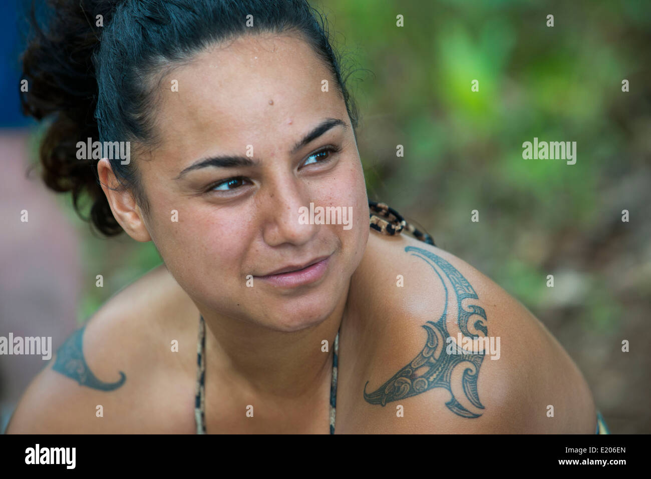 L'île de Rarotonga. L'île de Cook. Polynésie française. Océan Pacifique Sud. Une femme en montrant son tatouage polynésien typique ou maorí. Banque D'Images