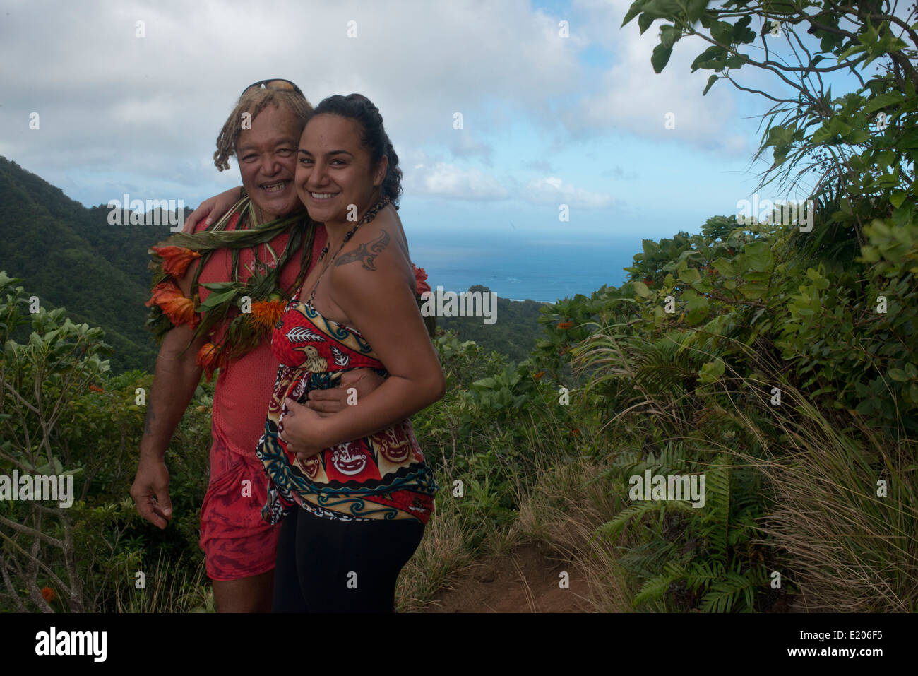 L'île de Rarotonga. L'île de Cook. Polynésie française. Océan Pacifique Sud. Un touriste avec maorí tattoo prend des photos avec Monsieur Pa. dix minu Banque D'Images