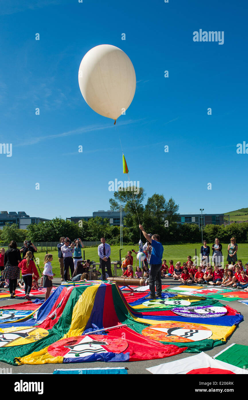 Pays de Galles Aberystwyth UK, 12 juin 2014. Les élèves à l'Ysgol Gymraeg Aberystwyth ont lancé leur propre mission spatiale avec l'aide du Dr Mark Neal, coordinateur de l'Intelligent Robotics Research Group de l'Université d'Aberystwyth Institut de mathématiques, physique et informatique. En utilisant un ballon rempli d'hélium, la mission s'attend à atteindre une altitude d'environ 30 000 mètres avant d'éclater et de tomber sur terre quelque part à l'est d'Aberystwyth, quelques heures plus tard. Credit : Keith morris/Alamy Live News Banque D'Images