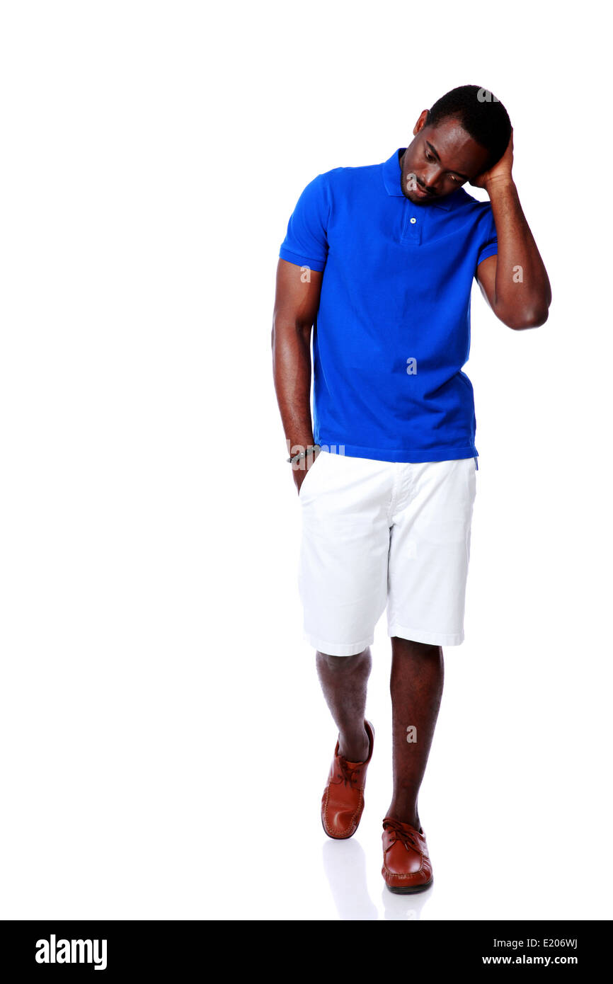 Portrait d'un homme africain pensive sur fond blanc Banque D'Images