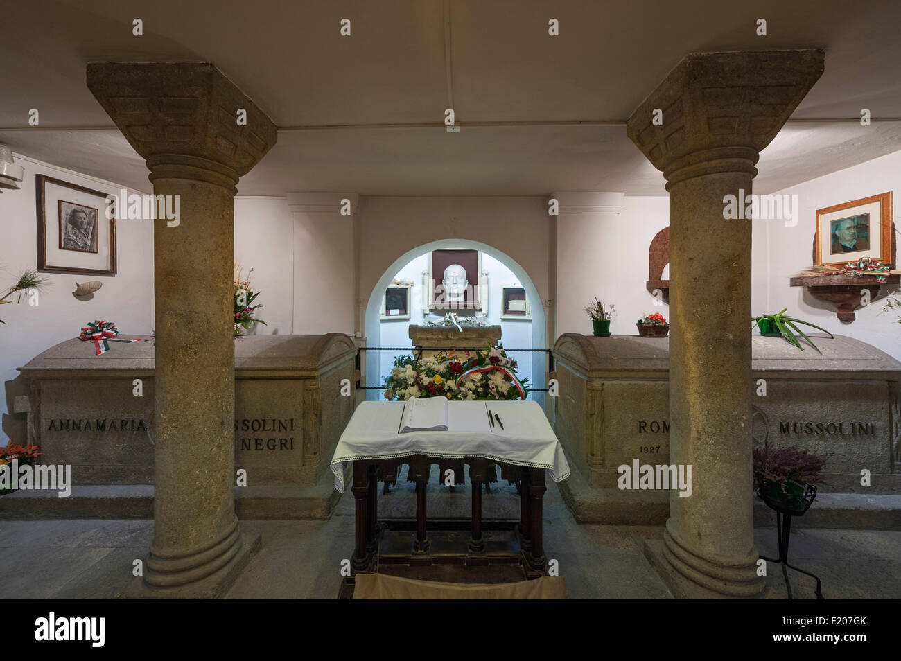 Cripta, Mussolini tombe familiale avec des cercueils, sarcophage de Mussolini, berceau de Mussolini, Predappio, Emilia-Romagna, Italie Banque D'Images