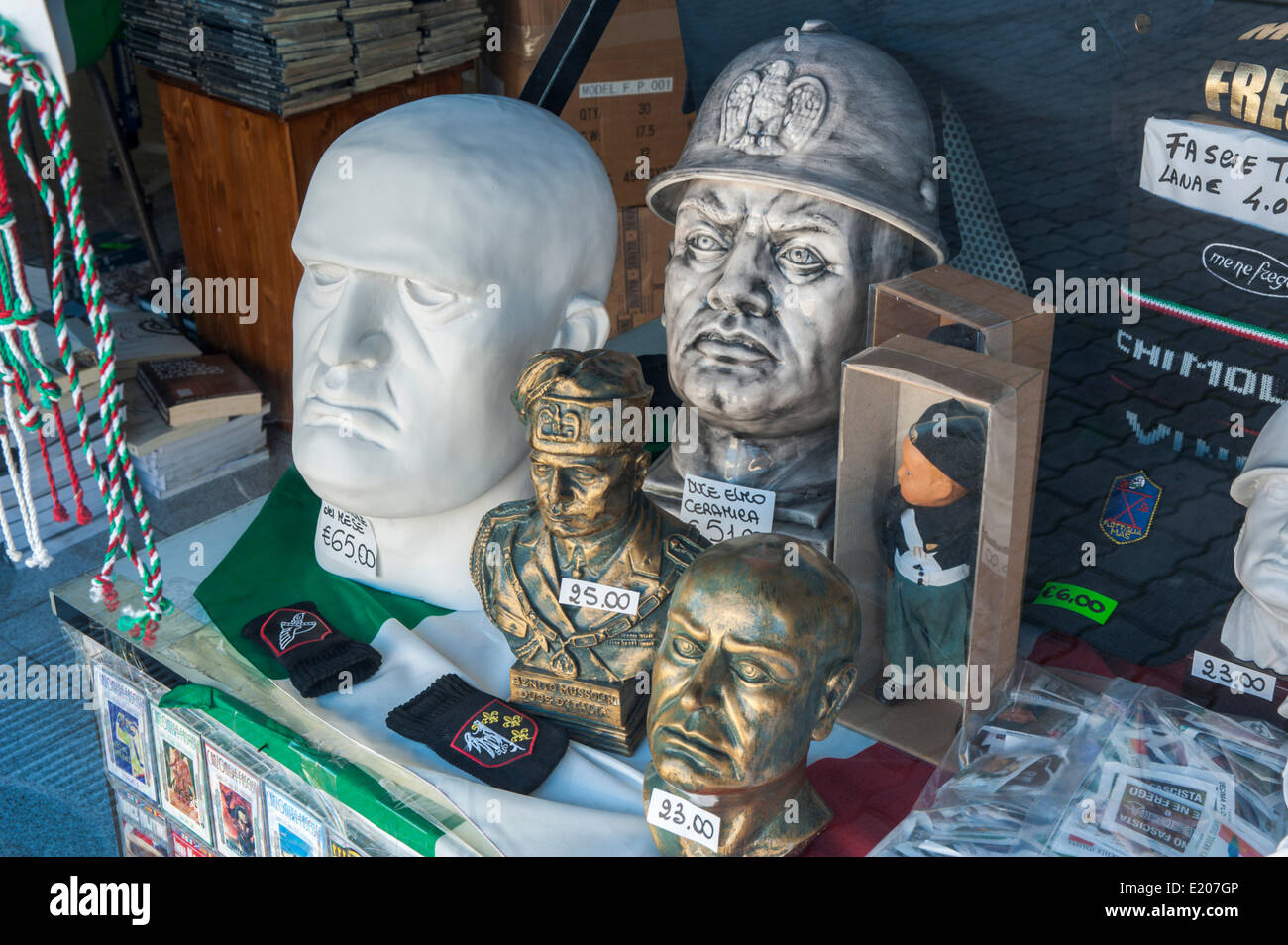 Boutique de souvenirs, chefs de Mussolini et de symboles fascistes dans une vitrine, la glorification du fascisme, berceau de Mussolini Banque D'Images